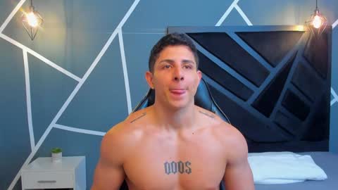 Snapshot of johan_williams_07 chatting on December 10, 2:57 am Johan Williams online show from December 10, 2:57 am