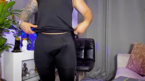 Snapshot of johnnygrayson_ chatting on December 6, 10:08 pm JOHNNY online show from December 6, 10:08 pm