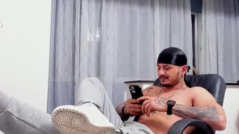 Snapshot of jonnyporn1 chatting on December 27, 5:20 am jonnyporn1 online show from December 27, 5:20 am