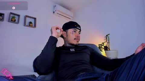 Snapshot of jordansmiith_ chatting on February 15, 8:45 pm Jordan Smith online show from February 15, 8:45 pm