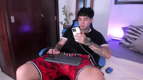 juan_alvarez18 online show from September 9, 3:28 am