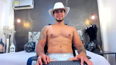 Snapshot of juan_muscle chatting on October 31, 7:39 pm juan_muscle online show from October 31, 7:39 pm