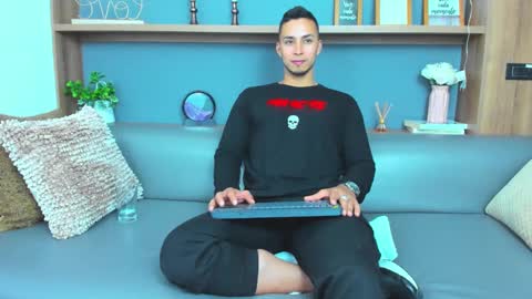 Snapshot of juan_muscle chatting on March 1, 3:32 am juan_muscle online show from March 1, 3:32 am