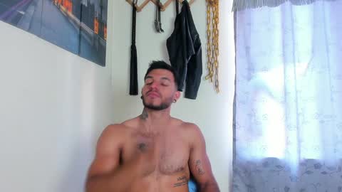 Snapshot of juanbladde chatting on December 8, 5:33 pm Juan Esteban online show from December 8, 5:33 pm