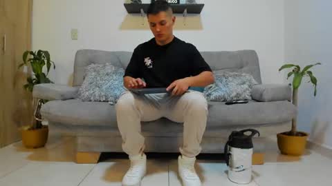 Snapshot of julian_wallace chatting on January 24, 10:08 pm julian_wallace online show from January 24, 10:08 pm