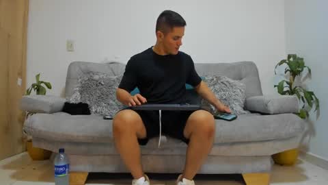 Snapshot of julian_wallace chatting on December 4, 3:59 am julian_wallace online show from December 4, 3:59 am