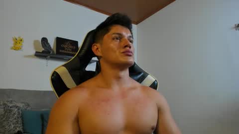 julian_wallace online show from October 22, 5:49 pm