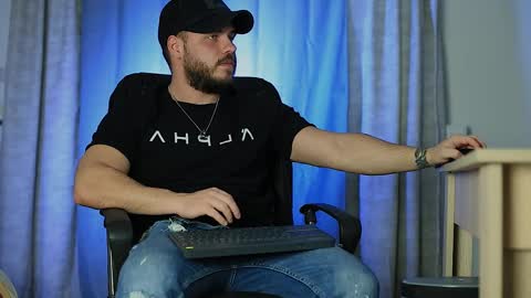 Snapshot of juliusmasters chatting on January 5, 6:24 pm JULiUS online show from January 5, 6:24 pm
