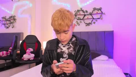 Snapshot of justinbe_ chatting on October 6, 11:26 am Justin online show from October 6, 11:26 am
