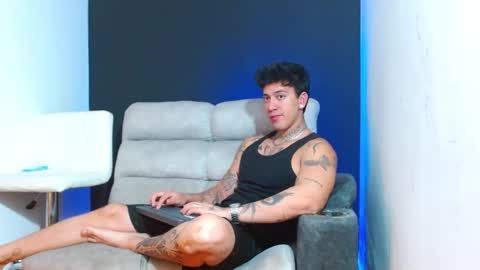 justinfuller_31 online show from February 22, 9:16 pm