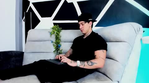 justinfuller_31 online show from October 19, 7:28 pm