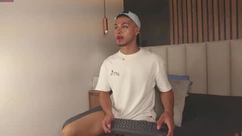 Snapshot of ken_boy_ chatting on January 14, 2:40 am online show from January 14, 2:40 am