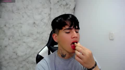 kiss_whitee online show from November 23, 3:28 am