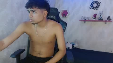 Snapshot of latinhotboy_19 chatting on October 10, 8:24 pm latinhotboy_19 online show from October 10, 8:24 pm