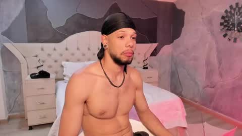 Snapshot of leonardgrant_ chatting on March 11, 11:59 pm Leonard online show from March 11, 11:59 pm