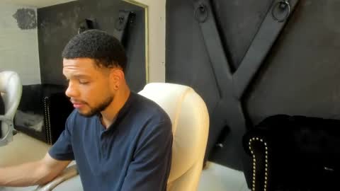 Snapshot of leonardgrant_ chatting on March 6, 11:31 pm Leonard online show from March 6, 11:31 pm