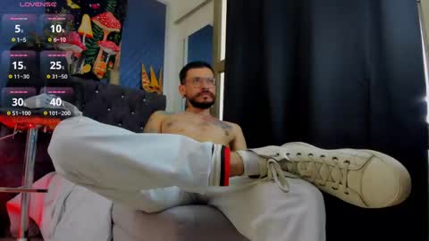 Snapshot of leondevereda_ chatting on February 28, 7:14 pm Len online show from February 28, 7:14 pm