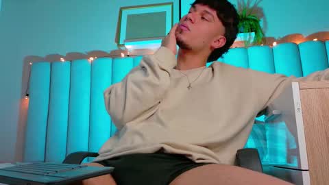 Liam Thunder online show from November 8, 3:21 am