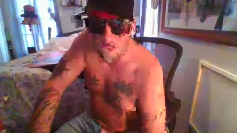 Snapshot of livingpuddle chatting on December 12, 4:43 pm livingpuddle online show from December 12, 4:43 pm