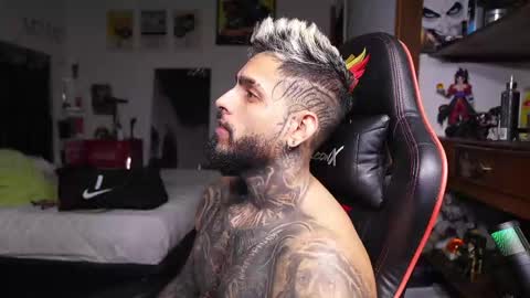 logan_hugh8 online show from April 26, 8:01 am