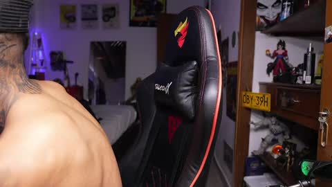 logan_hugh8 online show from April 22, 2:44 pm