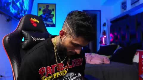 logan_hugh8 online show from January 15, 7:45 am