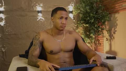 logan_varela online show from November 18, 10:01 pm