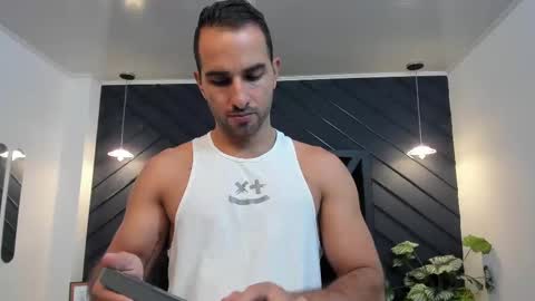 Snapshot of lorenzo_walker_ chatting on February 17, 5:10 pm L O R E N Z O Thumbs Up help online show from February 17, 5:10 pm
