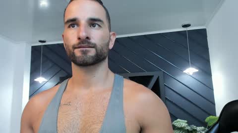Snapshot of lorenzo_walker_ chatting on January 8, 5:15 pm L O R E N Z O Thumbs Up help online show from January 8, 5:15 pm