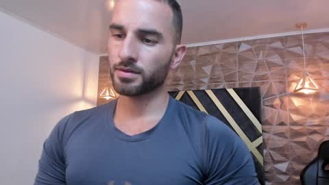 Snapshot of lorenzo_walker_ chatting on January 28, 5:35 pm L O R E N Z O Thumbs Up help online show from January 28, 5:35 pm