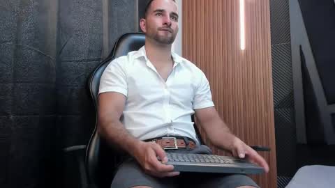 Snapshot of lorenzo_walker_ chatting on September 24, 6:50 pm L O R E N Z O Thumbs Up help online show from September 24, 6:50 pm