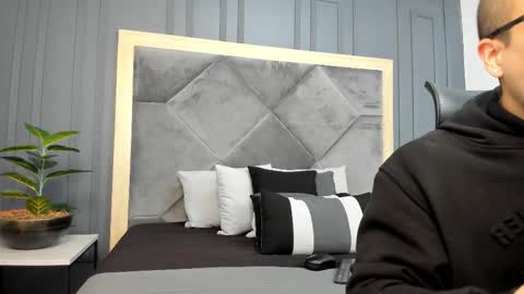 luca_morettii online show from November 11, 12:10 pm