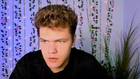 Snapshot of lucas_long_ chatting on September 17, 5:30 am lucas_long_ online show from September 17, 5:30 am