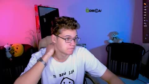 Snapshot of lucas_long_ chatting on October 16, 5:15 am lucas_long_ online show from October 16, 5:15 am