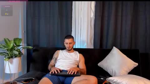 Snapshot of lucca_desire chatting on October 15, 9:44 pm Lucca Desire online show from October 15, 9:44 pm