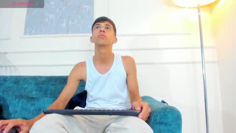Snapshot of lucian_davi chatting on February 12, 4:01 am Pirulo online show from February 12, 4:01 am