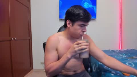 Snapshot of lucian_gomez chatting on March 4, 1:06 pm Lucian Gomez online show from March 4, 1:06 pm