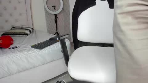 Leo online show from April 25, 1:41 pm