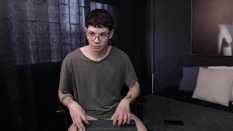 Snapshot of magic_boy01 chatting on October 17, 8:46 pm Damian Rivers online show from October 17, 8:46 pm