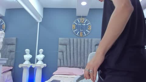 Manuel Rivero online show from March 8, 3:21 am