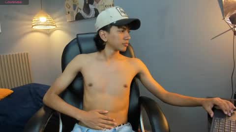 markbowie online show from April 18, 7:58 pm