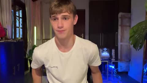 Snapshot of mason_gallagher chatting on October 17, 8:46 pm Mason online show from October 17, 8:46 pm