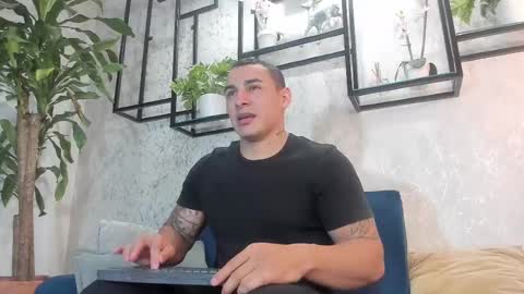 Snapshot of massimocontie_ chatting on February 15, 5:09 am Massimo Contie online show from February 15, 5:09 am