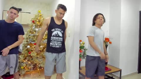 Snapshot of masters_sexx chatting on December 15, 11:12 am Team Cris Darwin- Fernando- Stiven- David online show from December 15, 11:12 am