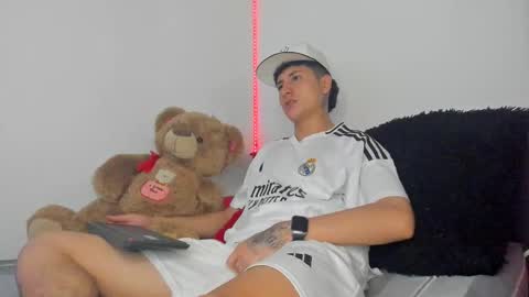 Snapshot of mateo_escobar chatting on October 18, 4:39 am mateo_escobar online show from October 18, 4:39 am
