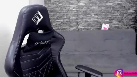 Mathew Independent model online show from November 3, 10:33 pm