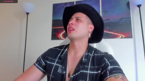 Snapshot of mattsaill_ chatting on December 10, 10:05 pm mattsaill_ online show from December 10, 10:05 pm