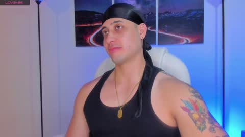 Snapshot of mattsaill_ chatting on December 5, 11:05 am mattsaill_ online show from December 5, 11:05 am