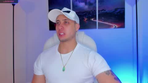 Snapshot of mattsaill_ chatting on December 4, 10:57 am mattsaill_ online show from December 4, 10:57 am