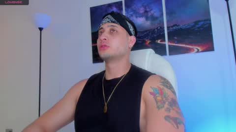 Snapshot of mattsaill_ chatting on December 3, 6:28 pm mattsaill_ online show from December 3, 6:28 pm